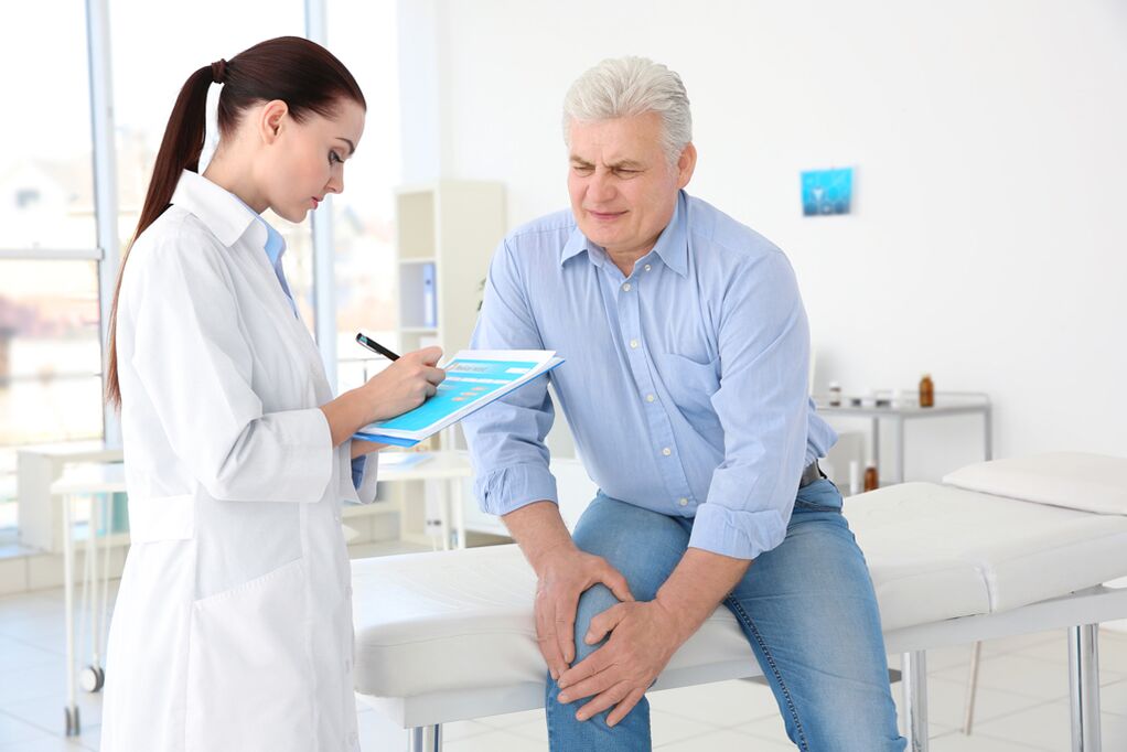 Un médico prescribe un tratamiento a un paciente que sufre de artrosis de la articulación de la rodilla.